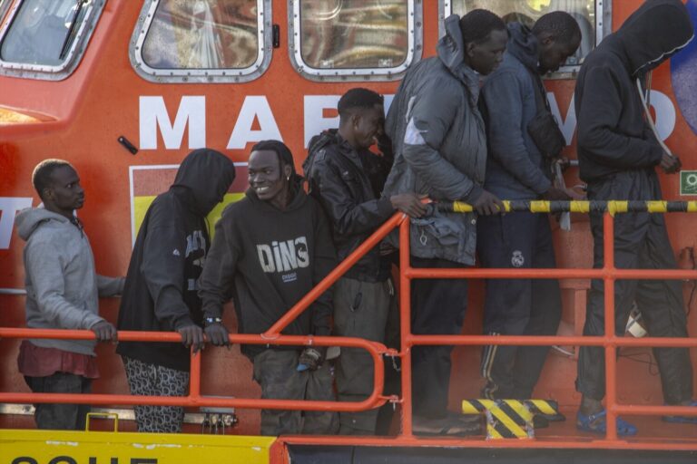Rescatan a más de 400 migrantes, uno recién nacido, el día de Reyes en Canarias