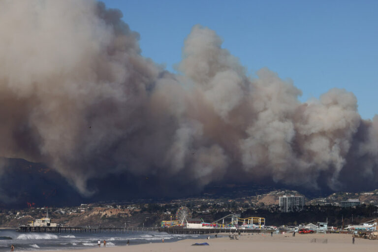 Estado de emergencia en Los Ángeles, en California, por varios incendios sin control y 30.000 evacuados