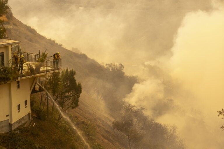 Ya son 25 los fallecidos en los incendios de Los Ángeles