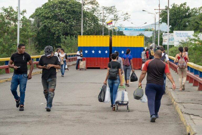 Venezuela reabre la frontera con Colombia