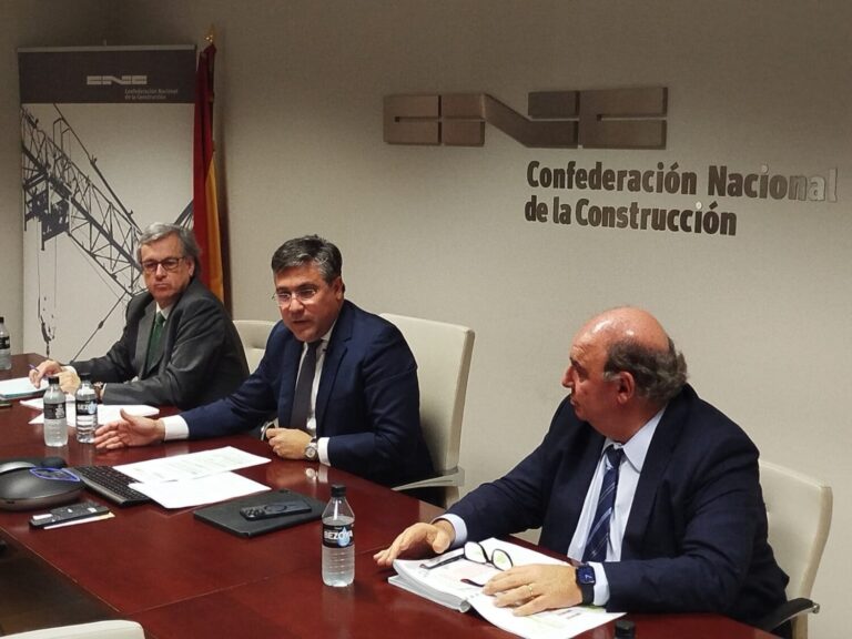La patronal de la construcción denuncia que la Administración «quiebra la libre competencia empresarial»