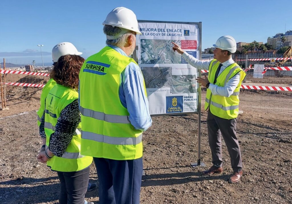 Augusto Hidalgo explica Lluís Serrá y Carolina Darias los trabajos las obras del nuevo acceso directo al campus de Tafira/Cabildo de Gran Canaria