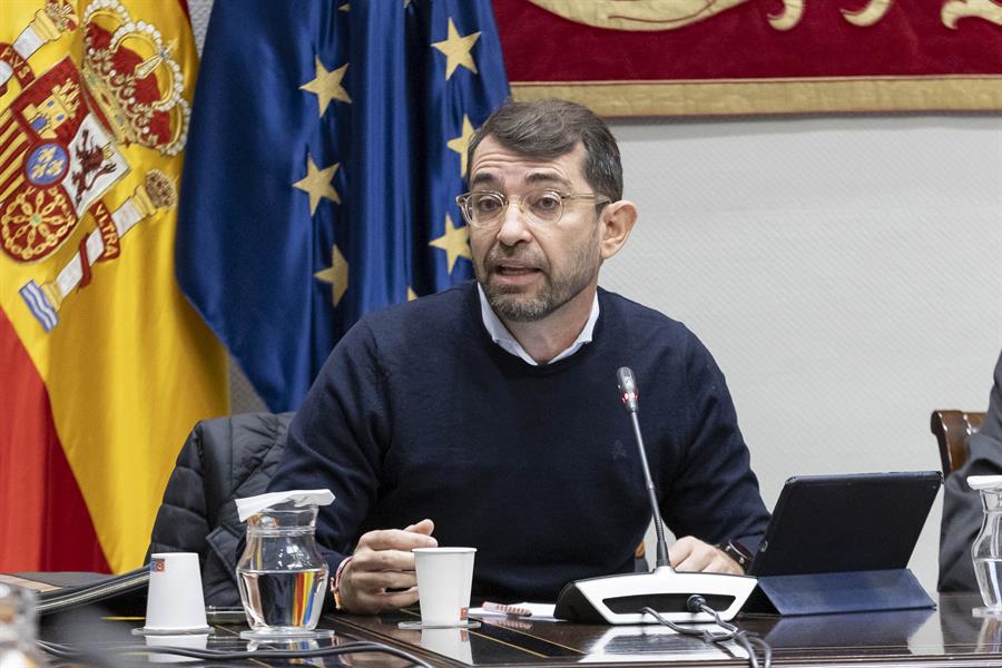 El exdirector del Servicio Canario de la Salud, y actual director de gabinete del ministro Ángel Víctor Torres, Antonio Olivera, comparece en la comisión de investigación por el 'caso Mascarillas'. Imagen EFE