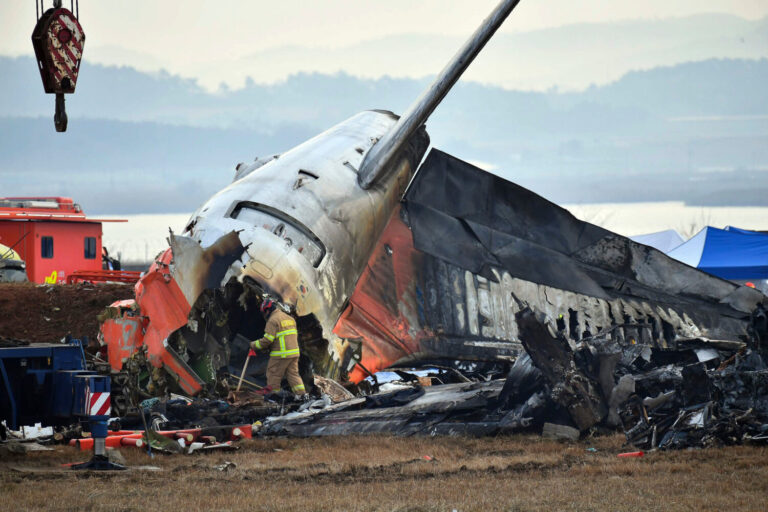 Las cajas negras del avión de Jeju Air dejaron de registrar datos cuatro minutos antes del siniestro