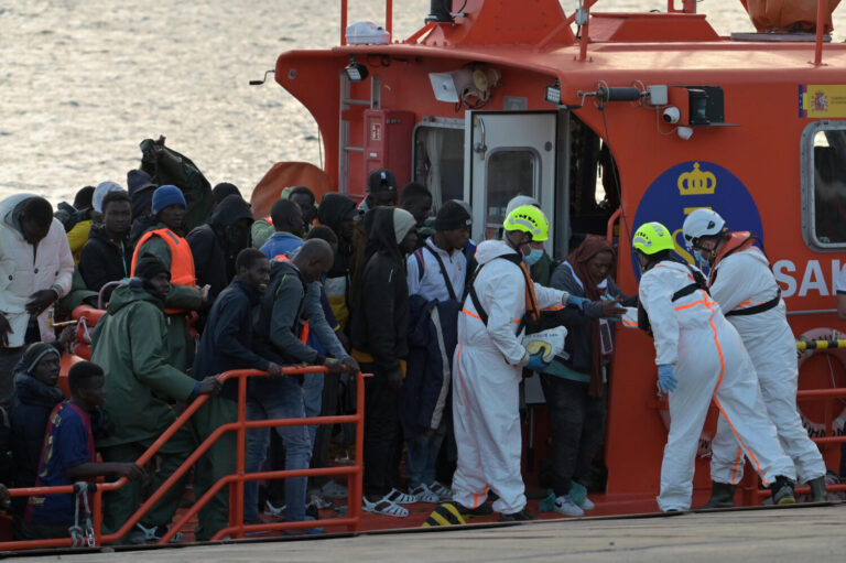 Rescatan a 59 migrantes cerca de El Hierro y llega otra embarcación a Tenerife