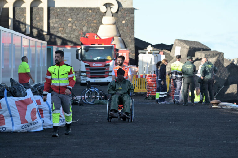 Llegan 67 migrantes en un cayuco a El Hierro
