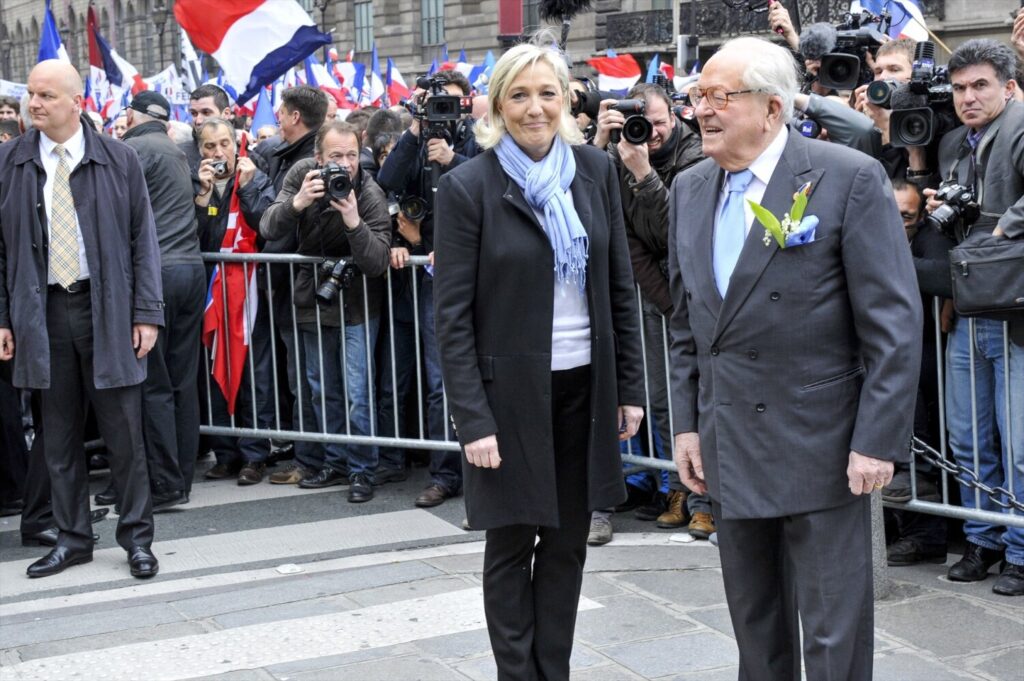 Jean Marie Le Pen y Marine Le Pen asisten juntos a un acto público en 2013 - Europa Press/Contacto/Chris Jun