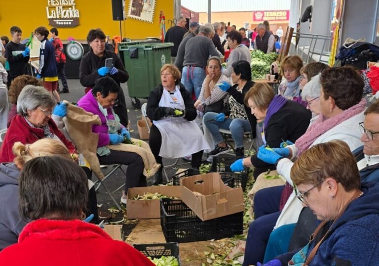 Los vecinos de La Florida preparan su tradicional puchero para dar de comer a más de 5.000 personas