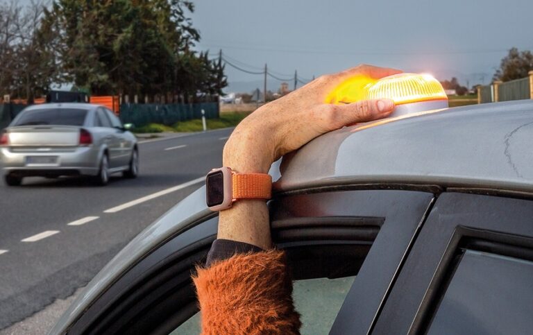 La señal luminosa y conectada V-16 que sustituye a los triángulos, obligatoria desde enero de 2026