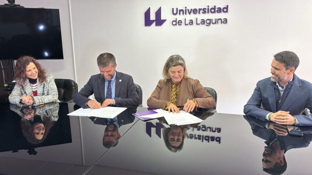 De izquierda a derecha: Isabel Karely Pérez, vicerrectora de Cultura y Extensión Universitaria de la ULL, Francisco García, rector de la Universidad, María Méndez, administradora general de RTVC, y Mayer Trujillo, director de La Radio Canaria, durante la firma del convenio.