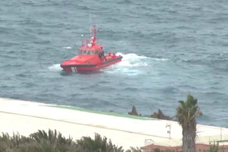 Buceadores buscan al joven desaparecido en Charco del Viento