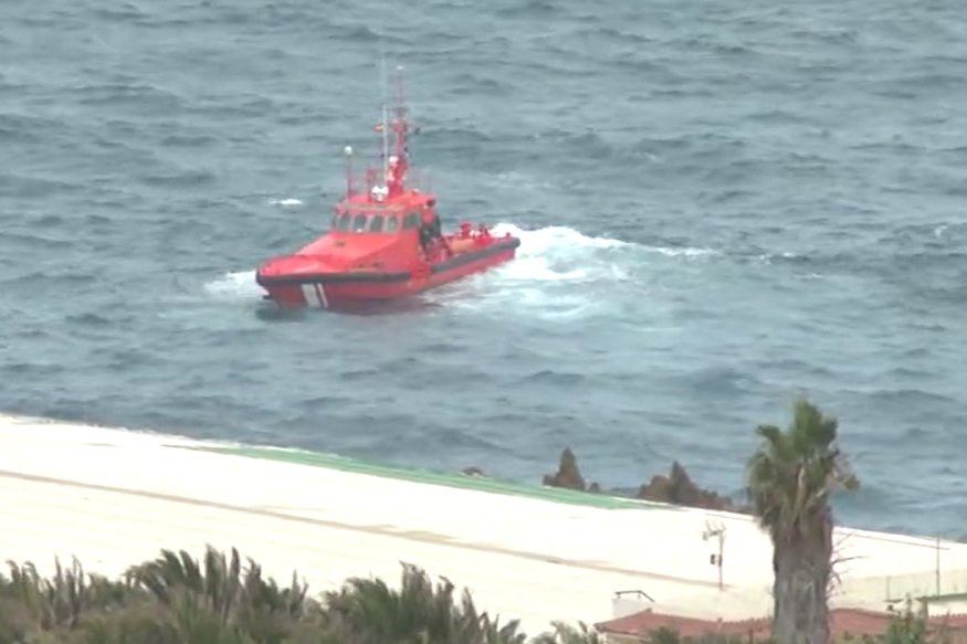 Buceadores voluntarios buscan al joven desaparecido en Charco del Viento