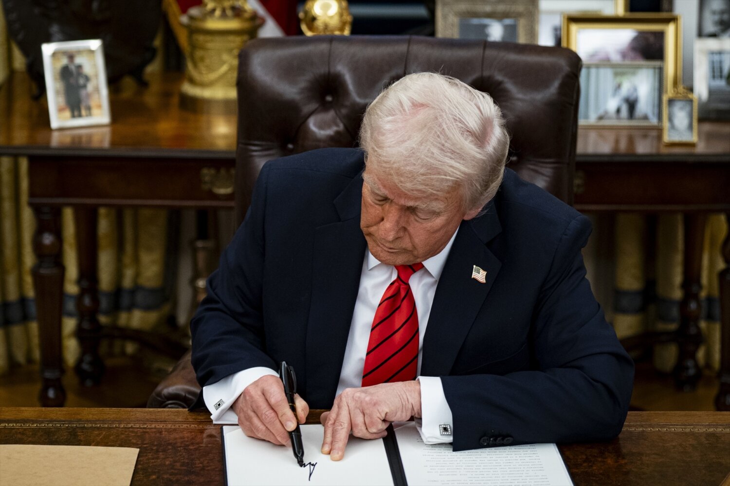 Trump espera reunirse "por primera vez" con Putin en Arabia Saudí. (ARCHIVO) Donald Trump en el Despacho Oval de la Casablanca 10/02/2025. Europa Press/Contacto/Al Drago - Pool via CNP