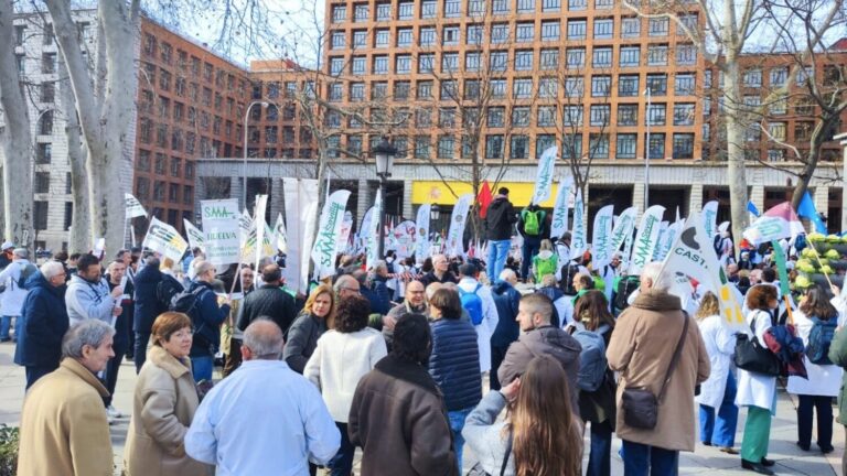 Los médicos protestan ante Sanidad con gritos de dimisión y traición a la ministra
