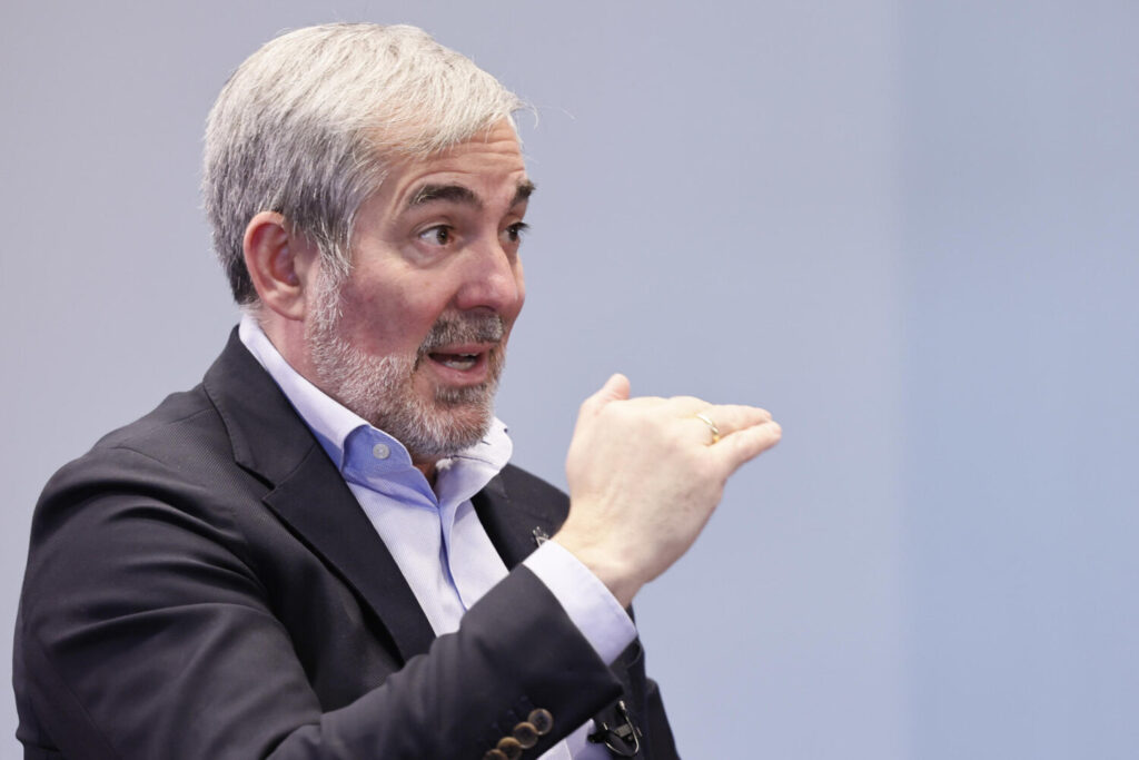 El presidente de Canarias, Fernando Clavijo (CC), cree que hay mayoría parlamentaria suficiente para aprobar la distribución, por distintas autonomías, de 4.000 menores inmigrantes no acompañados que actualmente permanecen en las islas, incluso si PP y Vox no apoyaran la medida. EFE/ Ballesteros