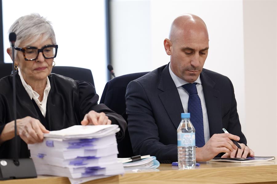 La Fiscalía recurre la sentencia al expresidente de la Real Federación Española de Fútbol, Luis Rubiales, y pide que se repita el juicio