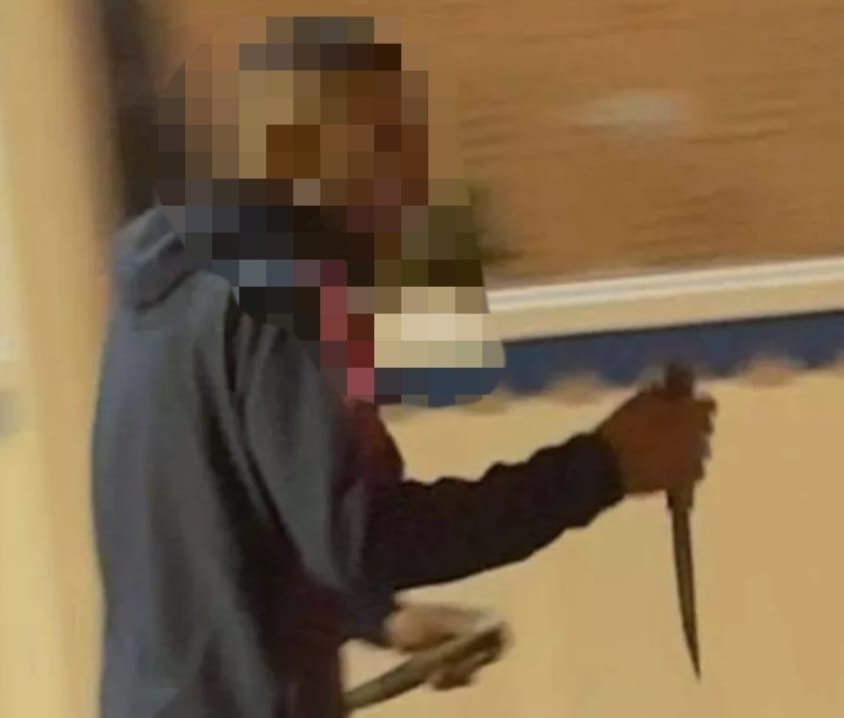Imagen del detenido portando un cuchillo