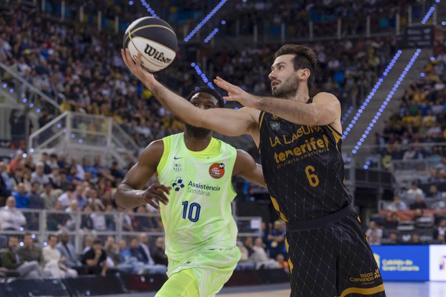 El base paraguayo del Laguna Tenerife Bruno Fitipaldo (d) lucha el balón con el pívot senegalés del Barça Chimezie Metu (i) durante el partido de cuartos de final de la Copa del Rey de baloncesto que Laguna Tenerife y Barça disputan este jueves en el Gran Canaria Arena. EFE/ Quique Curbelo