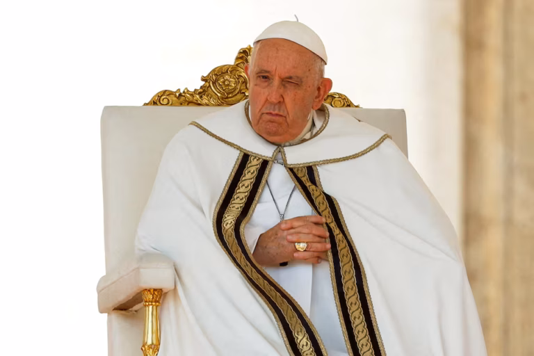El papa Francisco sale de la fase crítica tras 14 días hospitalizado
