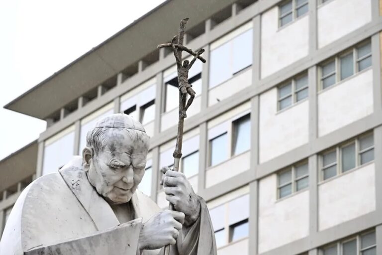 El papa Francisco muestra una «nueva y leve mejoría»