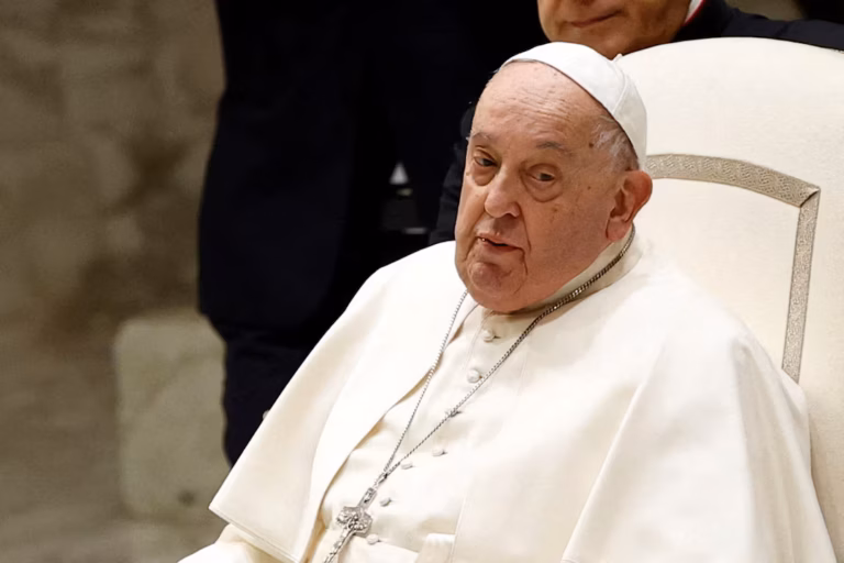 El papa se encuentra estable y sin fiebre tras su hospitalización