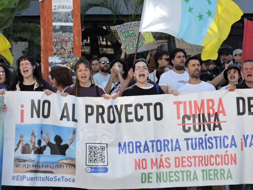 Asistentes a la protesta convocada por 'Canarias tiene un límite' en Santa Cruz de Tenerife