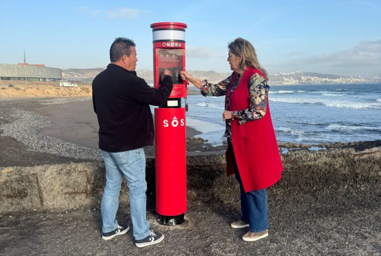 Las playas de La Restinga y San Borondón acogen dos nuevos tótems con dispositivos salvavidas