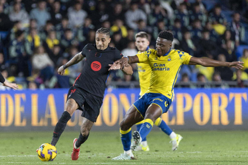 Dário Essugo en una disputa de balón con el jugador del FC Barcelona Raphinha. Imagen EFE