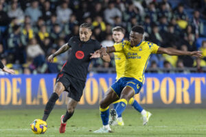 Dário Essugo en una disputa de balón con el jugador del FC Barcelona Raphinha. Imagen EFE