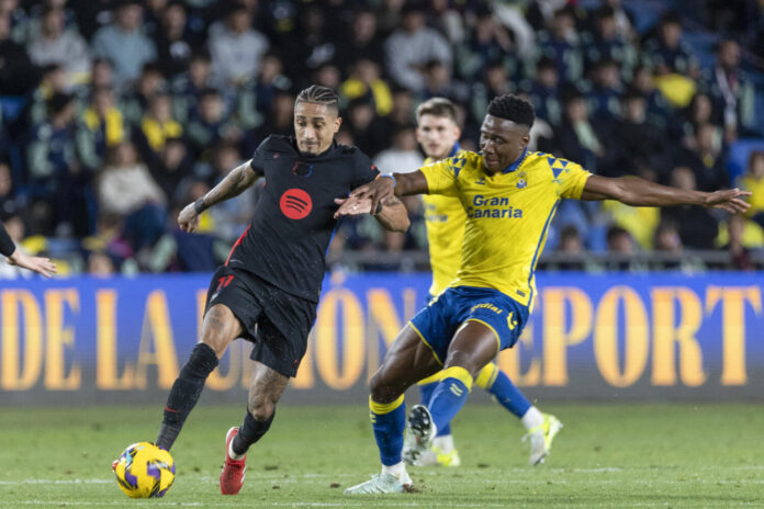 Dário Essugo en una disputa de balón con el jugador del FC Barcelona Raphinha. Imagen EFE
