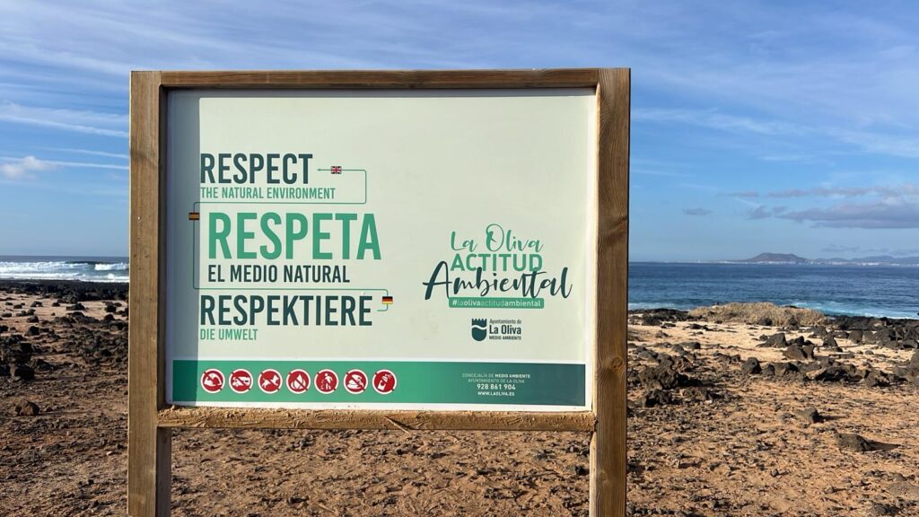 La Oliva trabaja para evitar infracciones medioambientales. Cartel de La Oliva Actitud Ambiental/ Ayuntamiento de La Oliva.