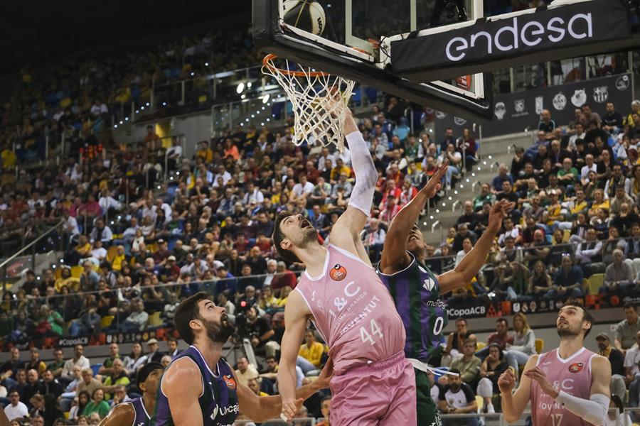 El pívot croata del Joventut, Ante Tomic (c) lucha por el rebote con dos rivales del Unicaja, en el partido de cuartos de final de la Copa del Rey de baloncesto que se disputa este jueves en el Gran Canaria Arena. EFE/ Angel Medina G.