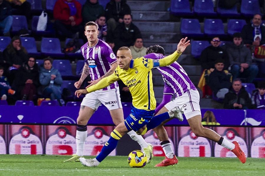 El delantero de Las Palmas Sandro Ramírez (c) en acción ante el Valladolid durante el partido de LaLiga EA Sports que Real Valladolid y UD Las Palmas disputan este viernes en el estadio de José Zorrilla de Valladolid. EFE/ R. García