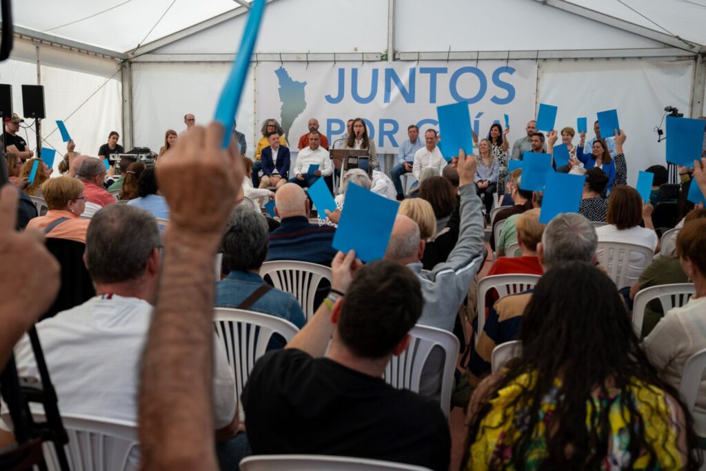 Momento de la votación e la asmablea de Juntos por Guía de este sábado