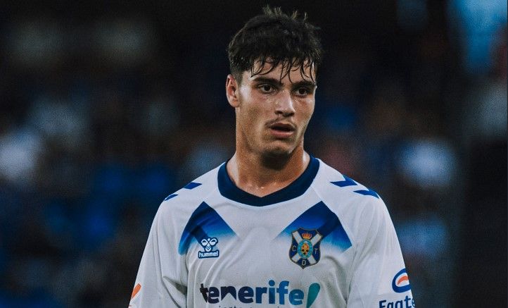 Aarón Martín durante un partido de esta temporada con la camiseta blanquiazul / CD Tenerife