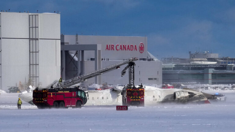 Al menos ocho heridos en un accidente de avión en Toronto