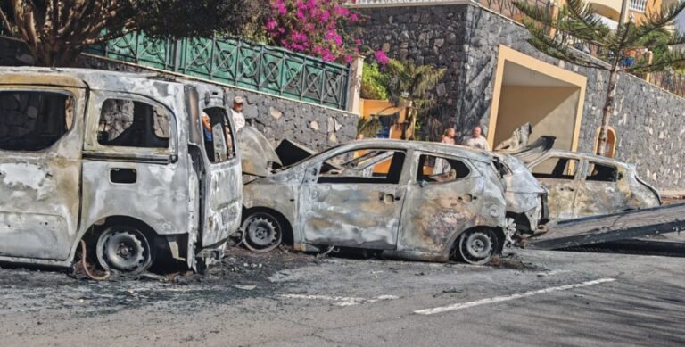 Doce vehículos calcinados en el sur de Tenerife