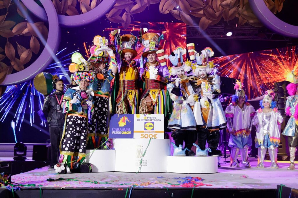 El podium con los tres ganadores de la categoría de interpretación de la Final de Murgas de Las Palmas de Gran Canaria 2025