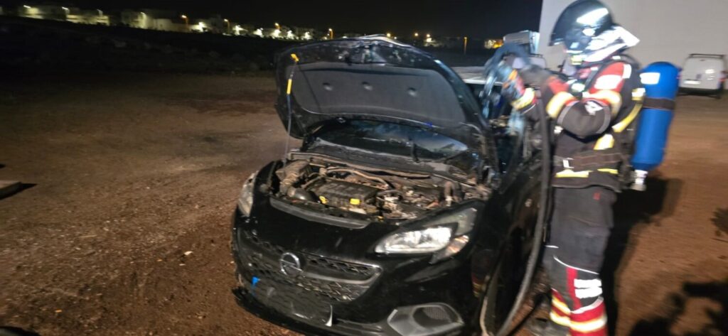 La actuación de los bomberos ayudó a evitar la propagación de las llamas a vehículos cercanos / Bomberos de Lanzarote