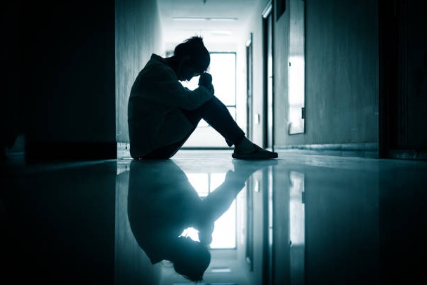 Joven en un pasillo. Imagen de recurso Freepik