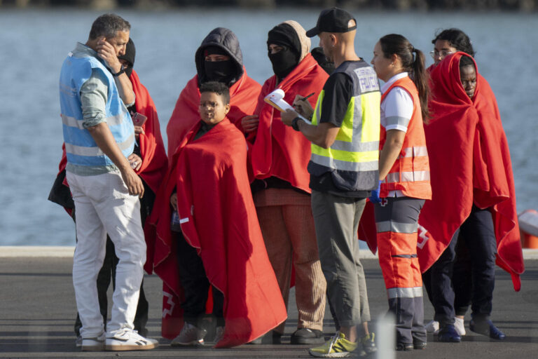 Rescatadas en las costas canarias mas de 500 migrantes en nueve embarcaciones precarias