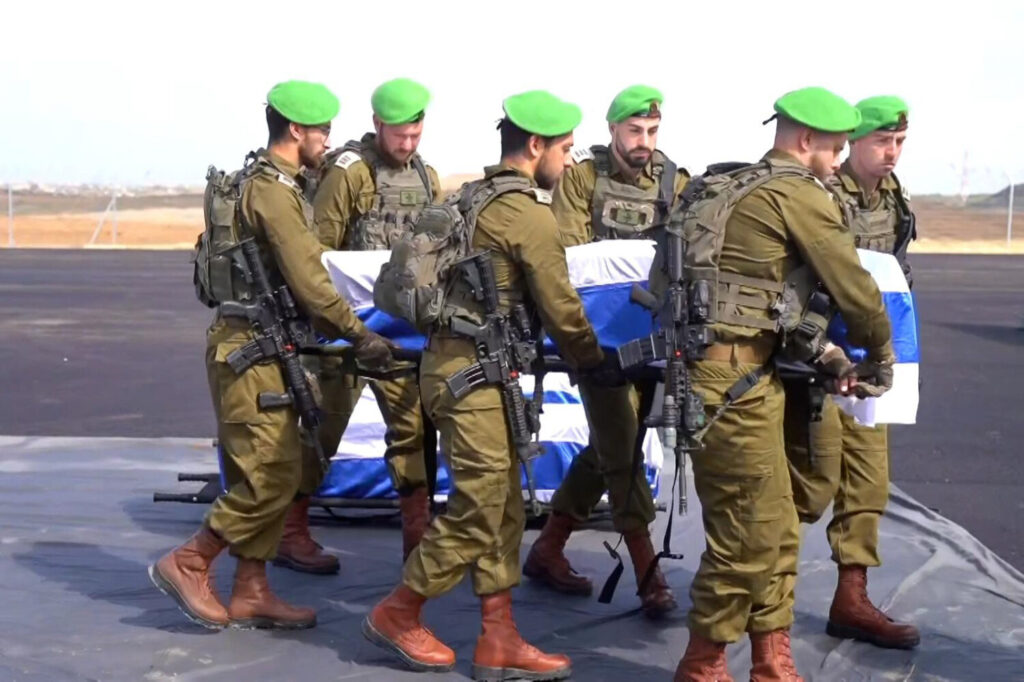Militares de Israel portan el ataúd con los restos de uno de los rehenes muertos en la Franja de Gaza tras su entrega por parte del Movimiento de Resistencia Islámica (Hamás). Imagen: Europa Press/Contacto/Idf Spokesperson