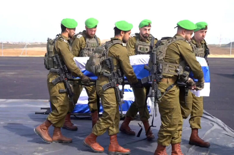 Israel acusa a Hamás de entregar un cuerpo que no se corresponde con rehenes