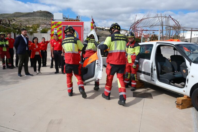 Los bomberos de Las Palmas de Gran Canaria se encadenan en el Ayuntamiento