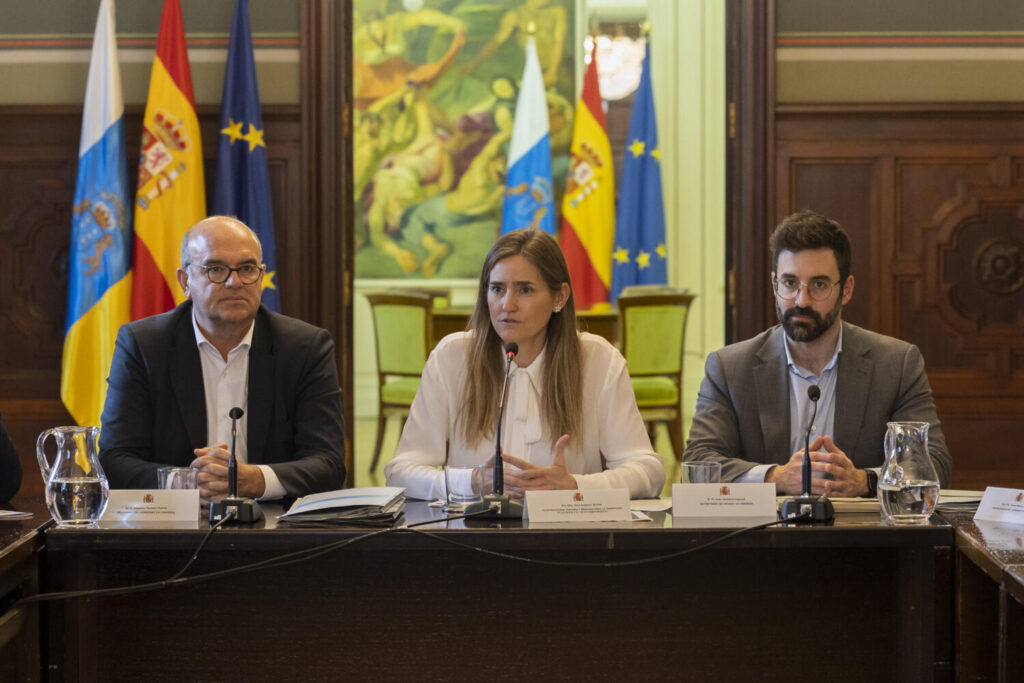 Aagesen acelera el despliegue de renovables en Canarias. En la imagen, Sara Aagesen con el delegado del Gobierno en Canarias, Anselmo Pestana (i), en un momento de la reunión que ha celebrado en Las Palmas de Gran Canaria. EFE/Quique Curbelo.
