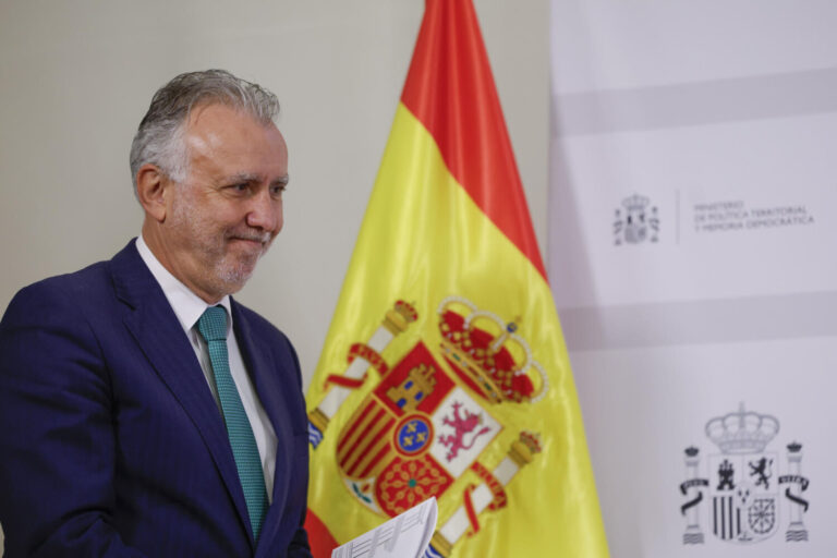 Torres no descarta más acuerdos con Junts sobre inmigración y garantiza que se harán «dentro de la Constitución»