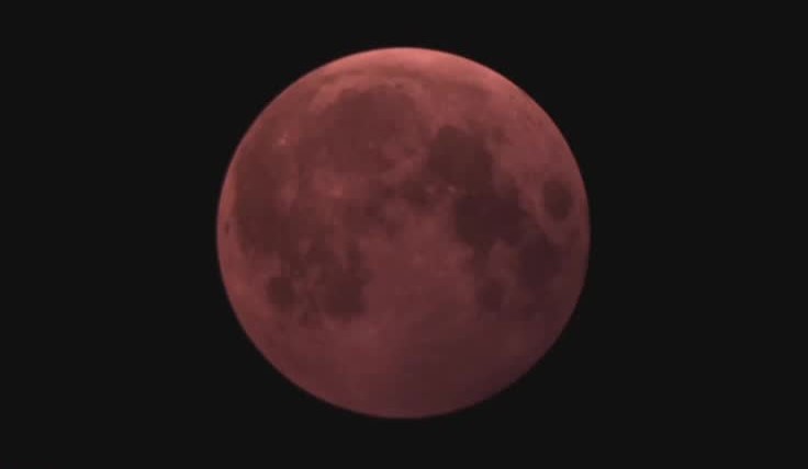 Un eclipse lunar tiñe el cielo de rojo