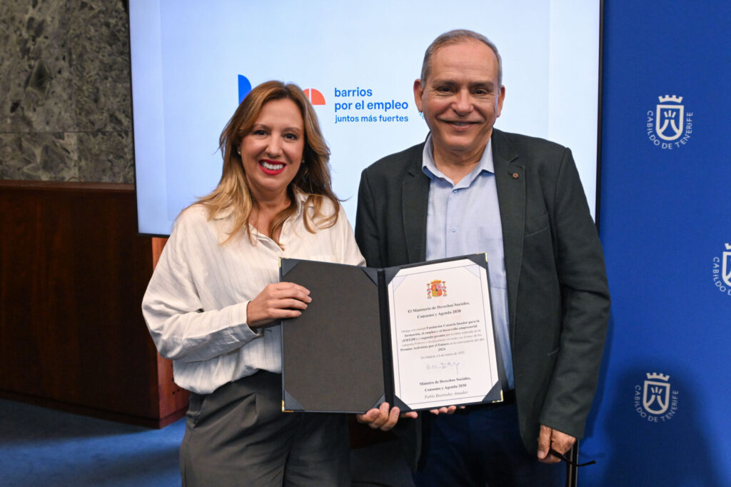 Tenerife facilita la inserción laboral con Barrios por el Empleo. Rosa Dávila y Efraín Medina en la rueda de prensa del Balance de Barrios por el Empleo 2024/ Cabildo de Tenerife.