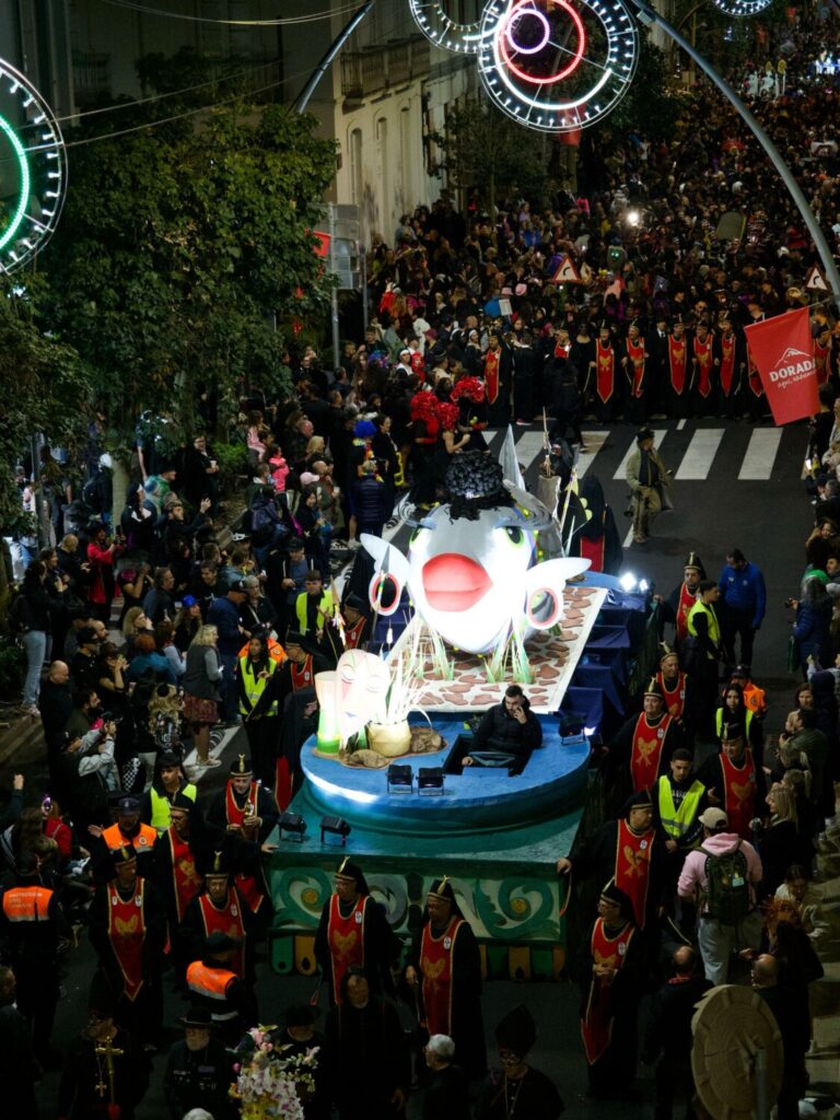 Multitudinario Entierro de la Sardina en Santa Cruz de Tenerife
