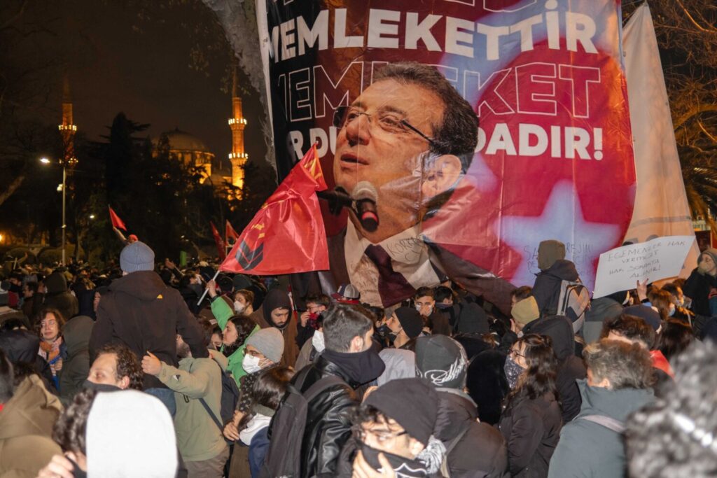 Imamoglu fue detenido el pasado miércoles y mientras, en el exterior, miles de personas han salido a las calles para apoyar al alcalde